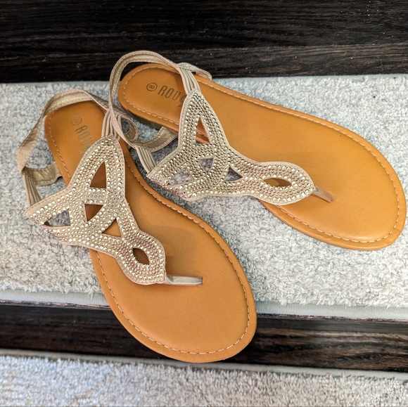 2/$20 ✨Sparkly Gold Sandals - Picture 2 of 3